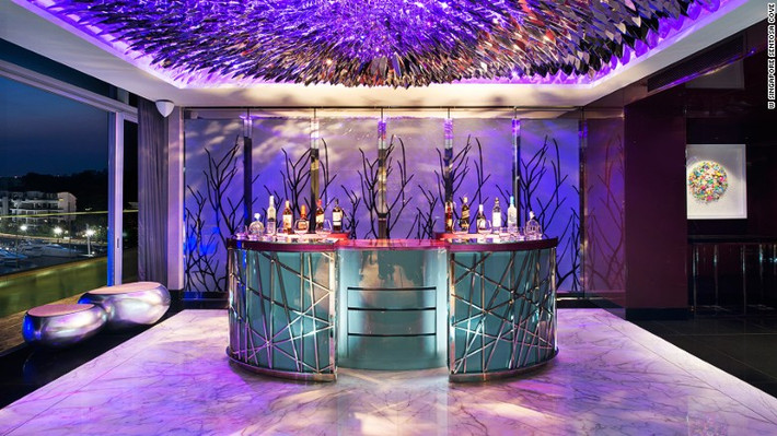 Dãy phòng này còn có một bar trang trí lộng lẫy cũng với nội thất màu tím.
