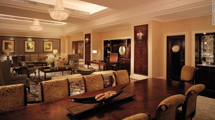 Phòng cao cấp của khách sạn Shangri-La: Shangri-La là sự hòa hợp hoàn hảo giữa vẻ đẹp truyền thống Singapore và vẻ hiện đại, sang trọng. Ngay từ lối vào, khách sạn đã tạo cho du khách cảm giác ngất ngây bởi vẻ đẹp lịch lãm, đẳng cấp.