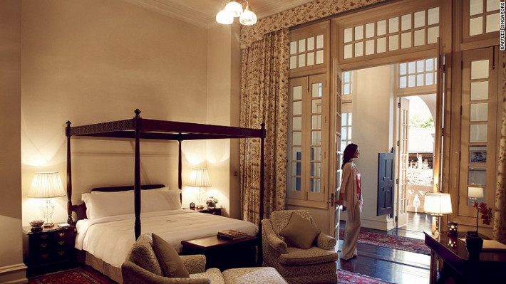 Khách sạn Raffles Singapore: Kể từ khi được xây dựng năm 1887, khách sạn Raffles Singapore luôn được đánh giá là một trong những khách sạn sang trọng nhất thế giới. Nội thất khách sạn là sự kết hợp của các yếu tố truyền thống Singapore với những nét tinh tế hiện đại, thanh lịch.