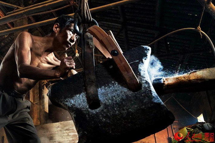 Các người thợ khỏe mạnh vẫn miệt mài ép dầu hạt cải bằng phương pháp truyền thống.