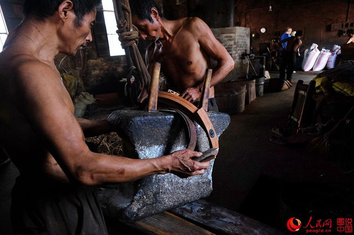 Hiện nghề chiết xuất dầu hạt cải truyền thống này đang ngày càng mai một bởi những người trẻ thường chọn những việc nhẹ nhàng hơn.