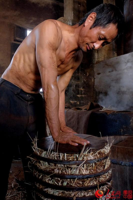 Việc ép dầu hạt cải theo phương pháp truyền thống tốn cá nhiều công sức của người công nhân.