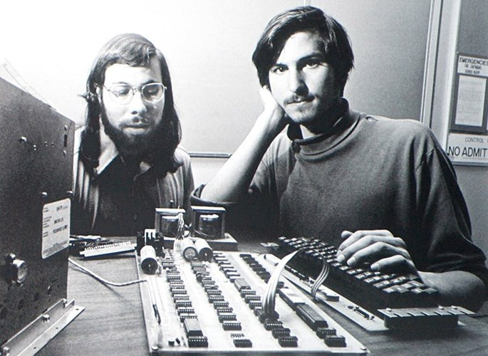 2. Huyền thoại Steve Jobs, người làm nên tên tuổi của Apple. Bất cứ ai là tín đồ của Apple đều biết đến tên tuổi của Steve Jobs, cho dù ông đã qua đời vào tháng 10/2011.