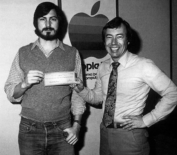 3. Nhà đầu tư lớn đầu tiên của Apple, Mike Markkula. Mike đầu tư 250.000 USD vào Apple, đổi lại ông chiếm 30% cổ phần công ty này. Ông cũng là người giúp quản lý công ty, phát triển các kế hoạch kinh doanh và tuyển dụng vị CEO đầu tiên. Mike làm việc cho Apple cho tới năm 1997. Sau đó, ông chuyển sang đầu tư vào một vài công ty khởi nghiệp và quyên góp tiền cho đại học Santa Clara.