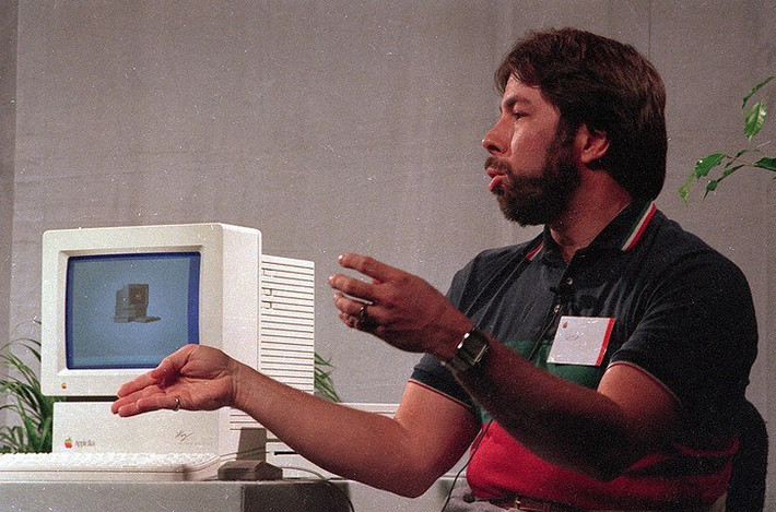 1. Chuyên gia công nghệ Steve Wozniak, người đồng sáng lập Apple: Ông không can thiệp quá nhiều vào công việc của Apple và từng có ý định chuyển sang HP. Tuy nhiên, ông đã có lựa chọn đúng đắn khi quyết định ở lại tiếp tục làm nhân viên của Apple.