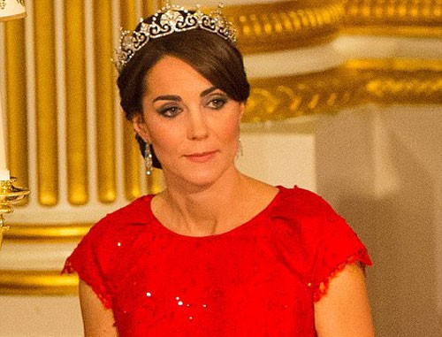 Nữ Công tước xứ Cambridge Kate Middleton đội chiếc vương miện kim cương Lotus Flower (hoa sen) trong bữa tiệc chiêu đãi Chủ tịch Trung Quốc Tập Cận Bình.