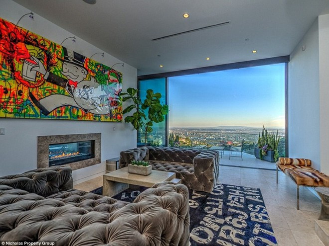 Căn biệt thự được xây dựng tại Sunset Strip, trên đỉnh đồi Hollywood với thiết kế hoàn hảo. Từ vị trí đắc địa như vậy, triệu phú trẻ có thể phóng tầm mắt ra Thái Bình Dương trong những ngày quang đãng.