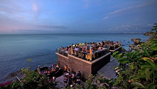 Quầy Rock bar của resort & spa Ayana ở Bali, Indonesia, nằm trên độ cao gần 20 m ngay sát bờ vực đá cạnh biển Ấn Độ Dương. Quán bar trong khách sạn hạng sang này có view nhìn ra biển xanh trong, mát mẻ.
