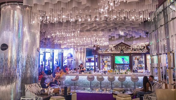 Xa hoa và hào nhoáng là từ ngữ người ta dùng để miêu tả khi đến với quán bar Chandelier ở khách sạn Cosmopolitan Las Vegas, Mỹ.