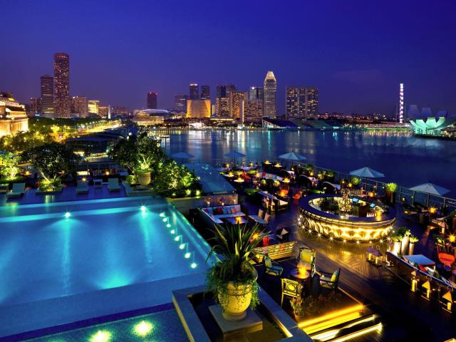 Quán bar Lantern nằm ngay tầng trệt của khách sạn Fullerton Bay có view nhìn ra Marina Bay và đường chân trời của Singapore tuyệt đẹp.