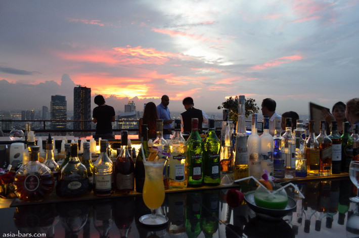 Moon Bar tại Vertigo, Banyan Tree Bangkok (Thái Lan) cũng là một trong những địa điểm tuyệt vời để tận hưởng đồ uống và ngắm quang cảnh xinh đẹp toàn thành phố Bangkok.