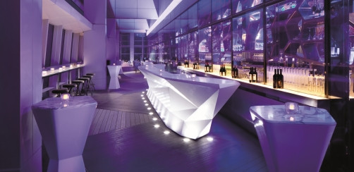 Ozone, Hong Kong, Trung Quốc. Nằm trên tầng thứ 118 của Ritz-Carlton Hong Kong, quán bar nổi bật và đầy ấn tượng với cấu trúc tường nối tường lấp lánh nối đuôi nhau.