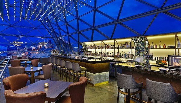 Quán bar sang trọng O2 Lounge trong khách sạn The Ritz-Carlton ở Moscow, Nga. Bar này có view tuyệt đẹp nhìn ra quảng trường Đỏ, điện Kremlin và tháp Spasskaya.