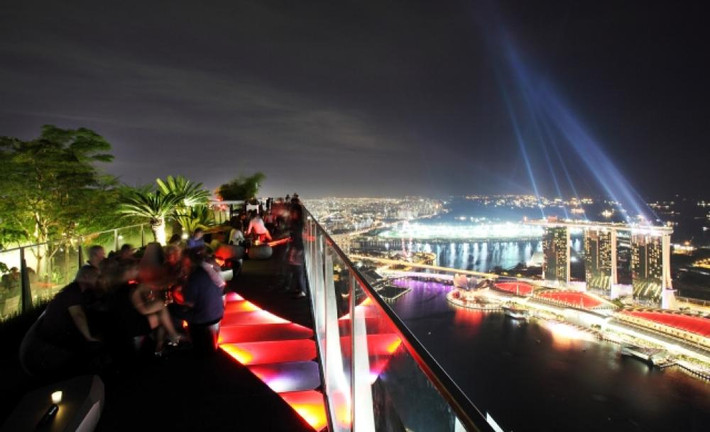 Bar Altitude của Singapore nằm trên tầng 63 của tòa One Raffles Place. Đây là quán bar sân thượng cao nhất trong thành phố Lion, du khách sẽ ấn tượng với sự sạch sẽ, sang trọng trong cách bài trí các đồ vật đồng thời ngất ngây tận hưởng cảm giác vừa nhâm nhi đồ uống vừa ngắm nhìn toàn cảnh đất nước nhỏ bé, xinh đẹp Singapore từ trên cao.