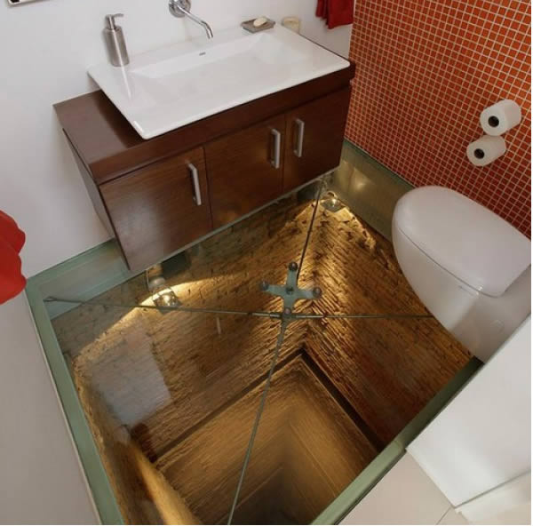 Kiểu sàn nhà khiến người ta có cảm giác sợ hãi khi ngồi vệ sinh.