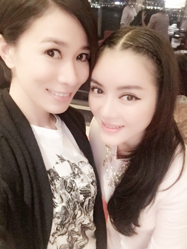 ##b###Xa Thi Mạn, nữ diễn viên được xem là "báu vật" của điện ảnh Hồng Kông đã rất hào hứng nhận lời Lý Nhã Kỳ để tới Việt Nam dịp này. Lý do không chỉ bởi cô cũng là một trong những người yêu thời trang, rất thích các thiết kế của nhà mốt Alexis Mabille sẽ trình diễn tại Lynk Fashion show 2015, mà còn là bởi Xa Thi Mạn rất… tò mò về Lý Nhã Kỳ.