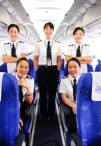 Những nữ phi công trẻ trung này phục vụ trên các chuyến bay nội địa của hãng hàng không China Southern Airlines.