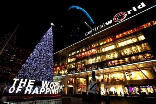2. Central World Plaza: Sau vài năm gia nhập vào hệ thống Central Group, Central World Plaza đã phát triển thành một trong những trung tâm mua sắm lớn vào loại bậc nhất tại Thái Lan. Khu mua sắn này gồm hơn 500 quầy hàng, các khu bán hàng chuyên biệt, 50 nhà hàng, 21 rạp chiếu phim, sân bowling và khu vui chơi giải trí cho trẻ em và 2 khu mua sắm lớn, một siêu thị lớn nhất Châu Á...