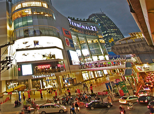 8. Terminal 21: Mỗi tầng của trung tâm thương mại này được trang trí theo những nét đặc trưng của từng quốc gia như Anh, Nhật Bản, Mỹ... Hàng hóa là vô số các sản phẩm thời trang thiết kế độc đáo. Tầng trên cùng là khu ăn uống nhộn nhịp.