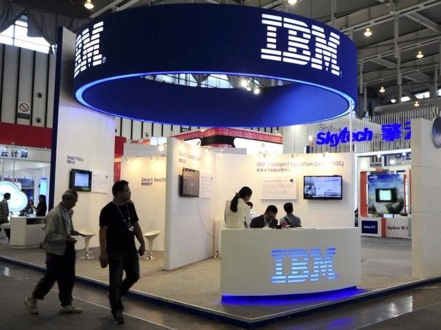 10. IBM, doanh thu năm 2014: 92,8 tỷ USD, số nhân viên: 379.592 người. Dù nhuận suy giảm trong năm 2014, IBM vẫn có lực lượng khách hàng trung thành hùng hậu và đối tác mạnh, bao gồm những tập đoàn lớn như Apple và Citigroup. Ngoài ra, IBM đang tiến sâu vào lĩnh vực mạng Internet kết nối tất cả mọi thứ (Internet of Things) - lĩnh vực được dự báo sẽ trở thành thị trường quy mô 1,7 nghìn tỷ USD trong vòng 5 năm tới.