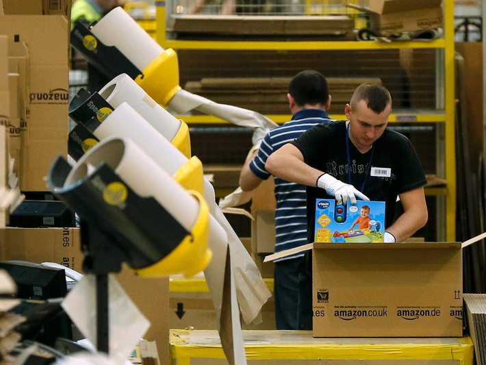 4. Amazon, doanh thu năm 2014: 88,99 tỷ USD, số nhân viên: 154.100 người. Là trang thương mại điện tử lớn nhất ở Mỹ, Amazon mới đây đã vượt qua chuỗi siêu thị Wal-Mart để trở thành bán lẻ có giá trị vốn hóa thị trường lớn nhất ở Mỹ. Amazon nhận được 99/100 điểm về ảnh hưởng trên mạng xã hội.