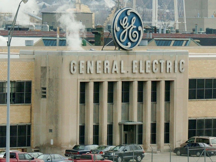 3. General Electric (GE), doanh thu năm 2014: 72,61 tỷ USD, số nhân viên: 347.000 người. GE có hơn 16 bộ phận và hàng trăm nghìn nhân viên trên toàn cầu. Công ty của Mỹ này cung cấp đầy đủ sản phẩm từ thiết bị chiếu sáng cho tới đồ gia dụng và động cơ máy bay. Mức độ ảnh hưởng của GE trên truyền thông xã hội cũng khá cao, 91/100 điểm.