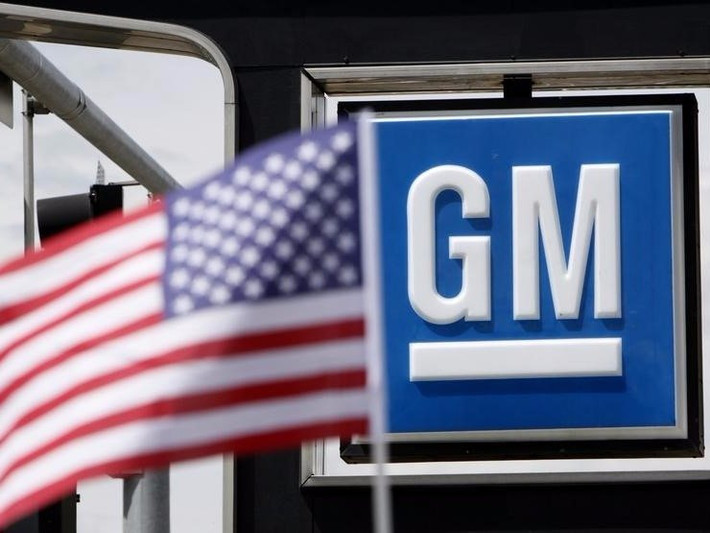9. General Motors (GM), doanh thu năm 2014: 155,9 tỷ USD, số nhân viên: 212.000 người. GM là một trong những hãng xe lớn nhất thế giới và đã có lịch sử hơn 100 năm với các thương hiệu xe phổ biến như Chevrolet, Buick, GMC và Cadillac. Hãng xe có trụ sở ở Detroit có 21.000 nhà phân phối ở khắp 6 châu lục. Klout dành cho GM điểm số khá cao 91/100 về ảnh hưởng trên mạng xã hội.