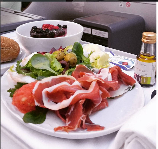 Món ăn hấp dẫn trên khoang thương gia của hãng LAN Airlines (Chile).