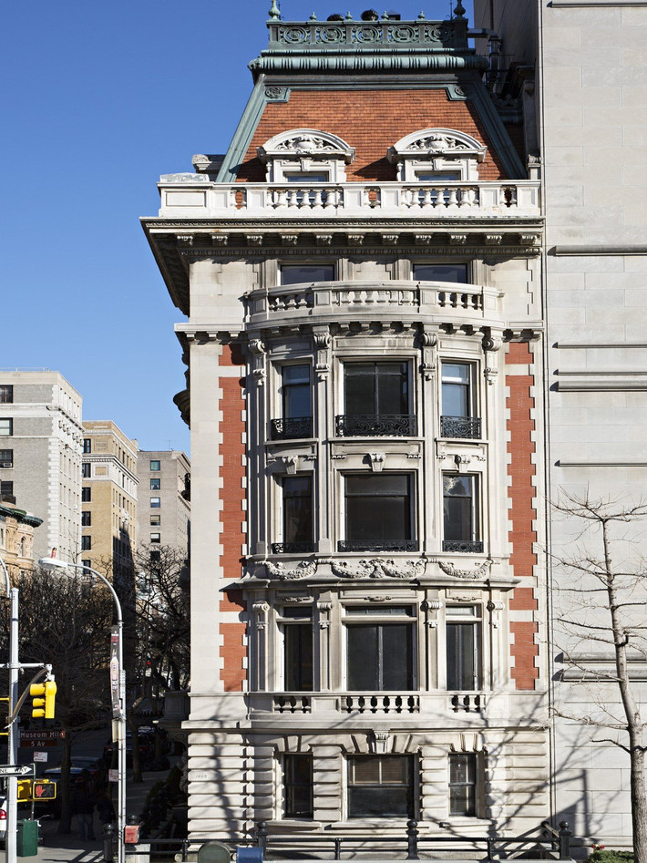 "Cung điện" này, nằm ở đại lộ Fifth Avenue, đối diện Bảo tàng Nghệ thuật Metropolitan, từng là nơi đặt trụ sở của một tòa án.