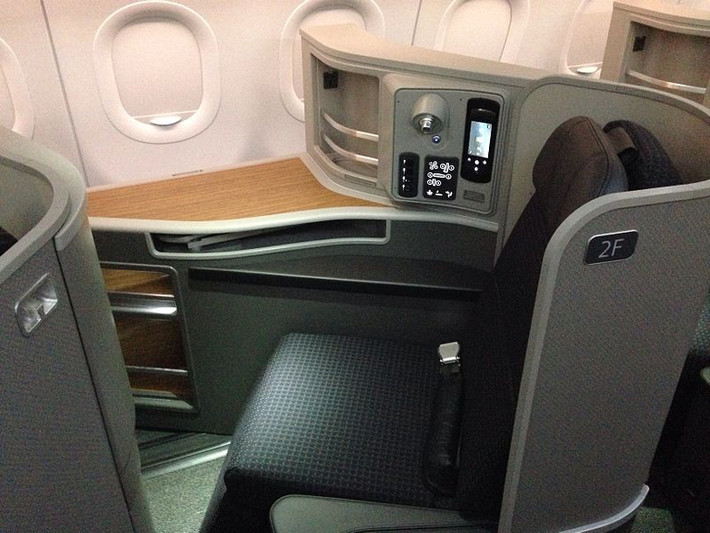 Hãng hàng không American Airlines cung cấp vé cho hạng ghế là Hạng Nhất (First Class), Hạng Thương gia (Business Class), Hạng Phổ thông (Economy Class). Trong hình là ghế khoang hạng nhất của hãng được thiết kế để hành khách nghỉ ngơi thoải mái suốt chuyến bay.