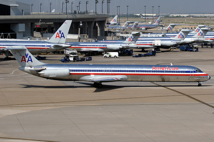 Từ tháng 6/2015, hãng American Airlines đã khai thác các tuyến bay đến hơn 157 thành phố với đội bay gồm 953 chiếc gồm các dòng máy bay của Airbus, Boeing và McDonnell Douglas. Đây là hãng có phi đội máy bay chở khách lớn nhất thế giới.