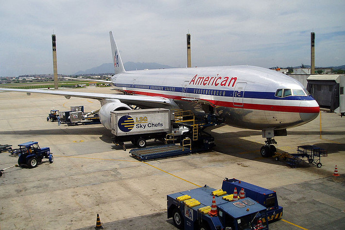 Hãng có 5 trung tâm hoạt động chính là: sân bay quốc tế Dallas/Fort Worth, sân bay quốc tế Miami, sân bay San Juan, sân bay Chicago và sân bay Saint Louis. Trong đó Dallas/Fort Worth là trung tâm lớn nhất của hãng với tỷ lệ các chuyến bay American Airlines chiếm 84% đến nhiều điểm hơn các trung tâm khác của hãng. Sân bay quốc tế Los Angeles và New York City là các thành phố trung tâm và các cửa ngõ phát triển ra quốc tế của hãng.