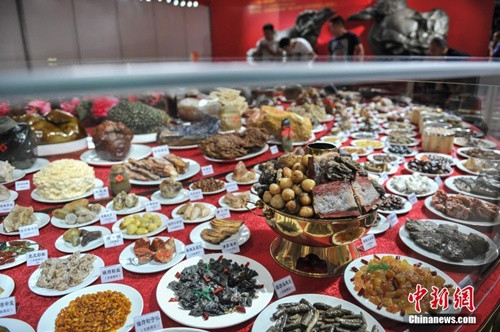 Sự tinh tế, khéo léo của những người thợ thủ công đã tạo nên hàng trăm món ăn với màu sắc hấp dẫn từ hàng ngàn loại đá thiên nhiên. Đứng từ xa chiêm ngưỡng, du khách khó lòng nhận ra bàn đại tiệc chỉ là "đồ giả".