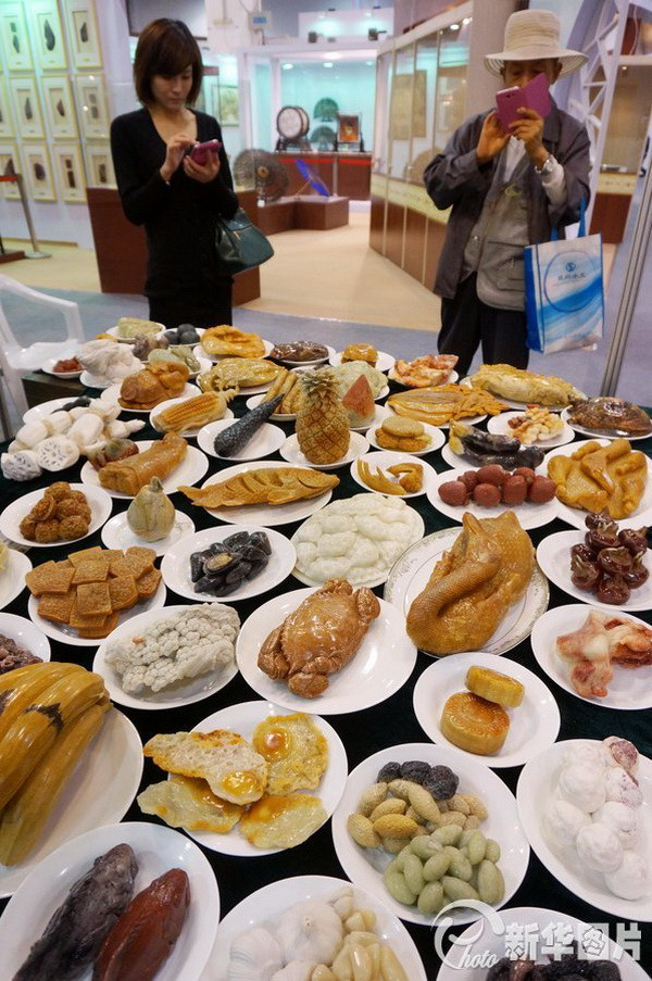 Nhìn từ xa, đây thực sự giống một bàn tiệc với đầy đủ các món sơn hào hải vị hấp dẫn.