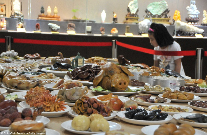 Cuối tuần qua, một cặp vợ chồng đến từ Chiết Giang (Trung Quốc) đã kỳ công “chế biến” bữa tiệc xa hoa với 120 món ăn hoàn toàn từ đá quý và ngọc bích để trưng bày tại một triển lãm ở Công viên văn hóa Liangzhu tại Hàn Châu..