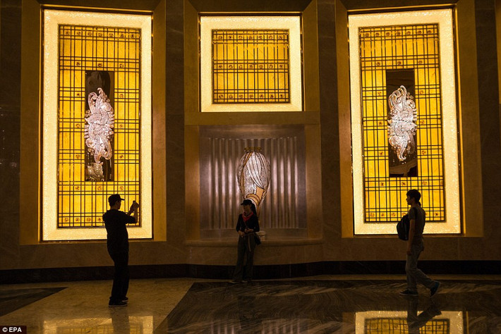 Du khách tham quan và chụp ảnh bên trong khu casino mới ở Macau.