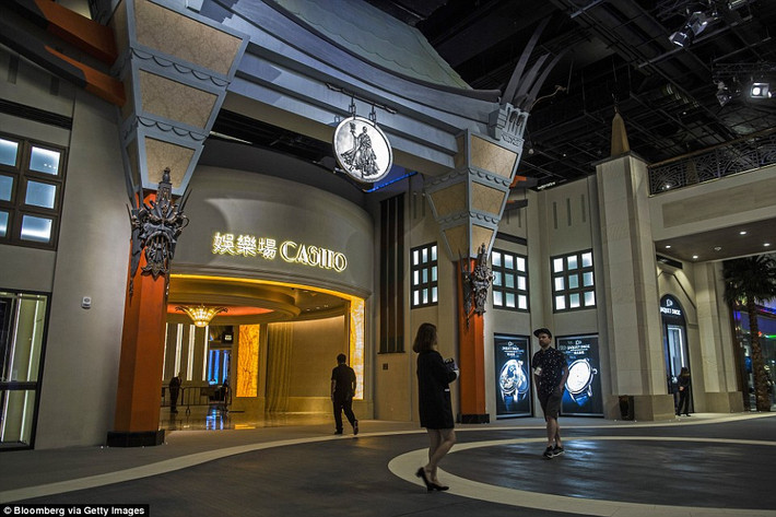 Sự kiện khai trương casino Studio City thu hút đông đảo người dân và du khách, trong đó có cả các khách mời là ca sĩ nổi tiếng như ca sĩ Mariah Carey.