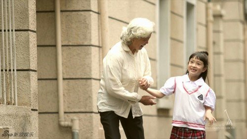Về phần mình, Hạ Thiên cho biết cô bé đã cảm thấy rất lo lắng và hồi hộp trước khi thực hiện cảnh quay đầu tiên trong clip. Tuy nhiên chính mẹ Hạ Nhiên đã trấn an rằng đây là món quà mà mọi người muốn dành tặng cho đám cưới cổ tích của Angelababy và hoàng tử của cô ấy, nhờ vậy Hạ Thiên đã có thể tự tin hoàn thành tốt vai diễn “không cát-xê” của mình.