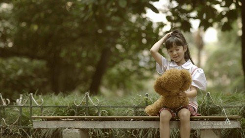 Sau khi xem đoạn clip ngắn được phát trong đám cưới của đôi uyên ương, nhiều khán giả có mặt đã nhận xét bé gái trong clip có gương mặt thiên thần rất giống với Angelababy, thậm chí nhiều người còn tưởng đó chính là nữ diễn viên khi còn nhỏ.