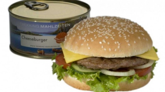 Bánh burger pho mát đóng hộp: Món thực phẩm đóng hộp kỳ quặc này có nguồn gốc từ Thụy Sĩ, đã có mặt trên kệ một số siêu thị.