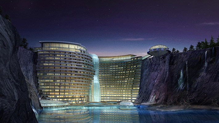 Khách sạn Shimao Wonderland Intercontinental ở Thượng Hải (Trung Quốc). Dự kiến hoàn thành trong năm nay, khách sạn xa hoa này có 19 tầng và được xây dựng dựa vào vách đá của một mỏ đá – nơi những tầng thấp hơn sẽ nằm dưới mặt nước. Đây sẽ là không gian dành cho nhà hàng và thuỷ cung. Khách sạn có 400 phòng nghỉ dành cho khách. Năng lượng sẽ được tạo ra qua địa nhiệt. Một thác nước cũng sẽ được tạo ra để đem đến khung cảnh thú vị bên cạnh khách sạn.