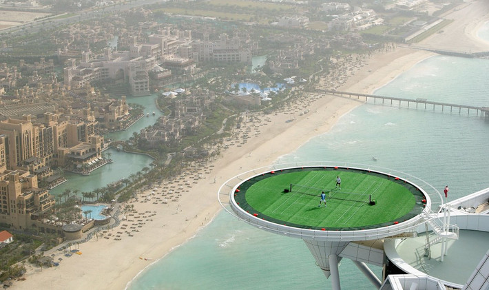Một trong những điểm nổi bật của khách sạn Burj Al Arab là sân bay trực thăng. Nơi đây có thể chuyển thành sân chơi tennis nằm ở độ cao gần 200 m bên sườn khách sạn. Đây là sân quần vợt treo cao nhất thế giới.