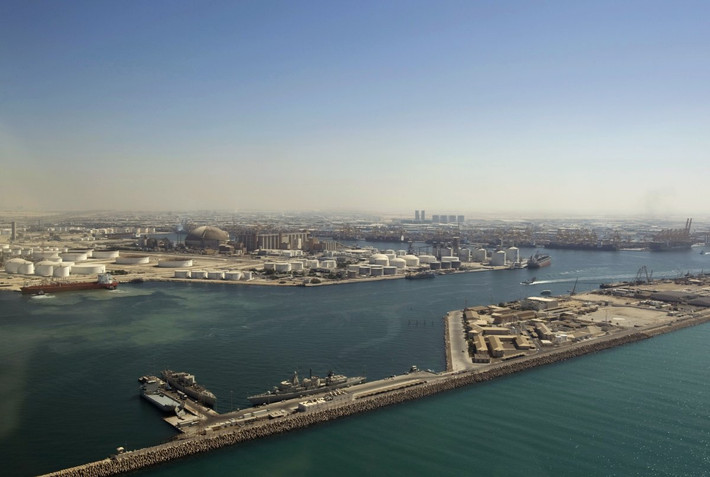 Dubai Marina là nơi có Jebel Ali Port - cảng nhân tạo lớn nhất thế giới....