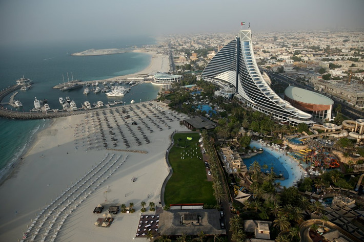 Nằm gần đó là khách sạn Jumeirah Beach với 598 phòng, 20 nhà hàng, quán bar và hơn 33.800 m bờ biển.