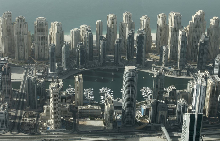 Các công ty xây dựng đào một con kênh ngay giữa Dubai Marina và dẫn nước từ vịnh Ba Tư vào. Kênh đào nhân tạo này dài gần 4 km.