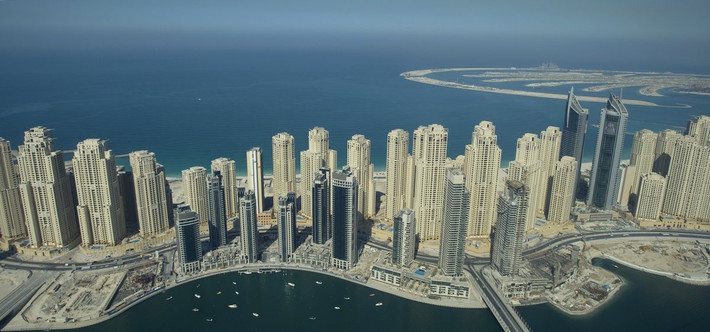 ... và Jumeirah Beach Residence - chung cư xây dựng một giai đoạn lớn nhất thế giới. Khu này khai trương vào năm 2008 và hiện có 35 tháp chung cư cùng 5 khách sạn.
