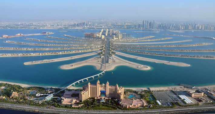 Trong ảnh là khách sạn Atlantis nằm ở điểm đầu của quần đảo. Dự án The Palms có thể được nhìn thấy từ vệ tinh.