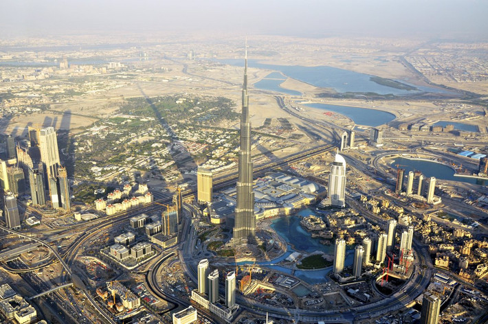 Có lẽ tâm điểm của loạt cao ốc tại Dubai là Burj Khalifa - tòa nhà cao nhất thế giới. Tòa nhà cao 828 m với 160 tầng. Đài quan sát của tòa nhà đặt ở tầng 124. Tòa nhà được hoàn thành chỉ trong 1.325 ngày và có ngày cần tới 12.000 công nhân làm việc.