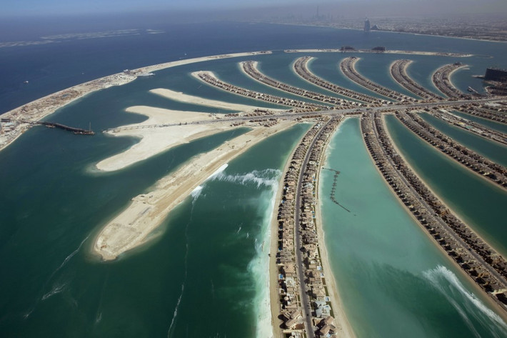Một trong những công trình tham vọng nhất của thành phố Dubai giàu có từ trước tới nay: quần đảo nhân tạo The Palms. Đó là câu chuyện về quyết định của lãnh đạo thành phố Sheik Mohammed bin Rashid al Maktoum, người cho rằng thành phố cần có một "kế hoạch dự phòng" khi nguồn cung đất đai cạn kiệt. Ba hòn đảo thuộc dự án The Palms được xây dựng ngoài khơi, là nơi dành cho những khu bất động sản cao cấp và khách sạn xa xỉ.
