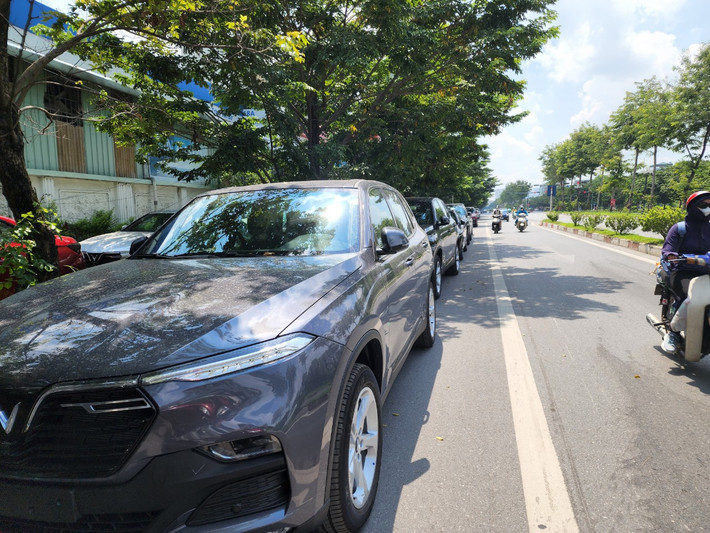Các xe ô tô dừng đỗ chiếm dụng lòng đường khiến diện tích di chuyển của các phương tiện khác bị hạn chế. Thi thoảng một số xe ô tô di chuyển bất ngờ, không quan sát khiến nhiều người tham gia giao thông giật mình.